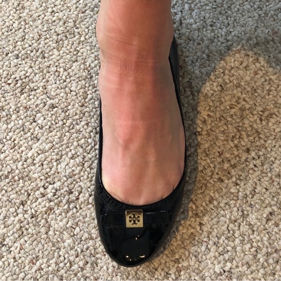 Tory Burch Eddie Bow Logo Black Patent Flats - Picture 3 of 4